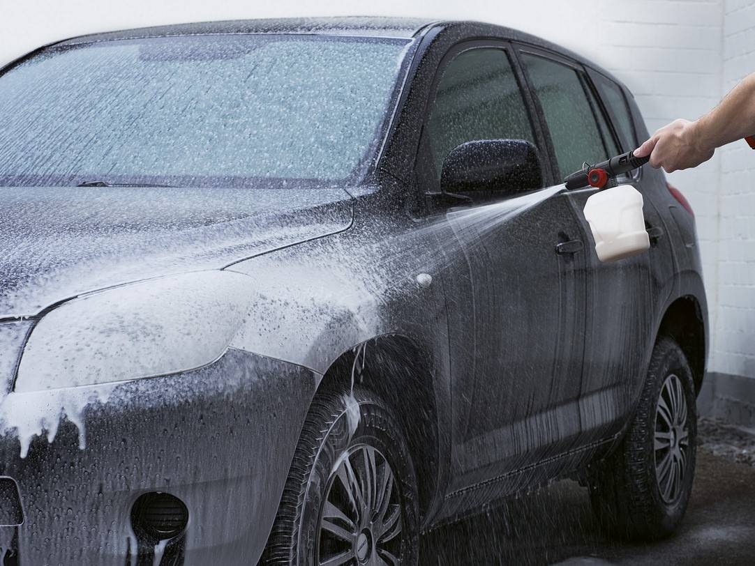 Mycie auta – jak umyć samochód bez smug?