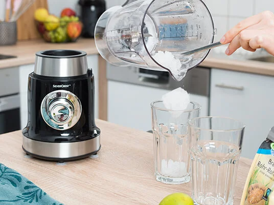 Blender Severin i szklanki z lodem.