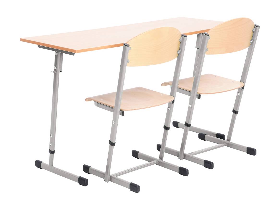 Dwa drewniane krzesła i biurko szkolne z metalową ramą.